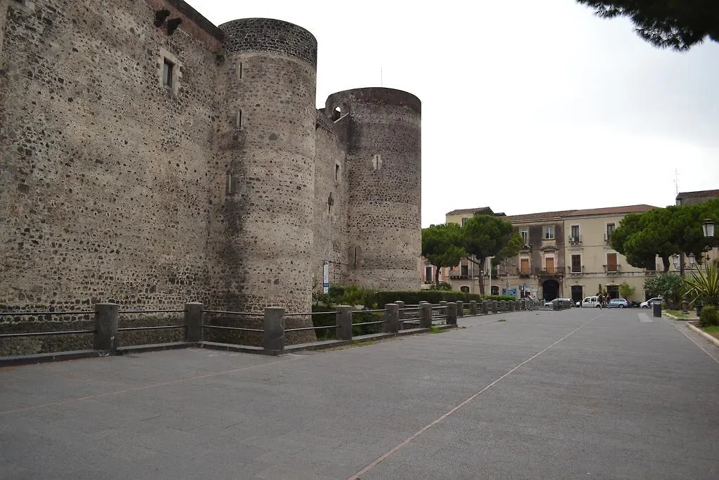 Apartment In Front Of Castello Ursino Italy